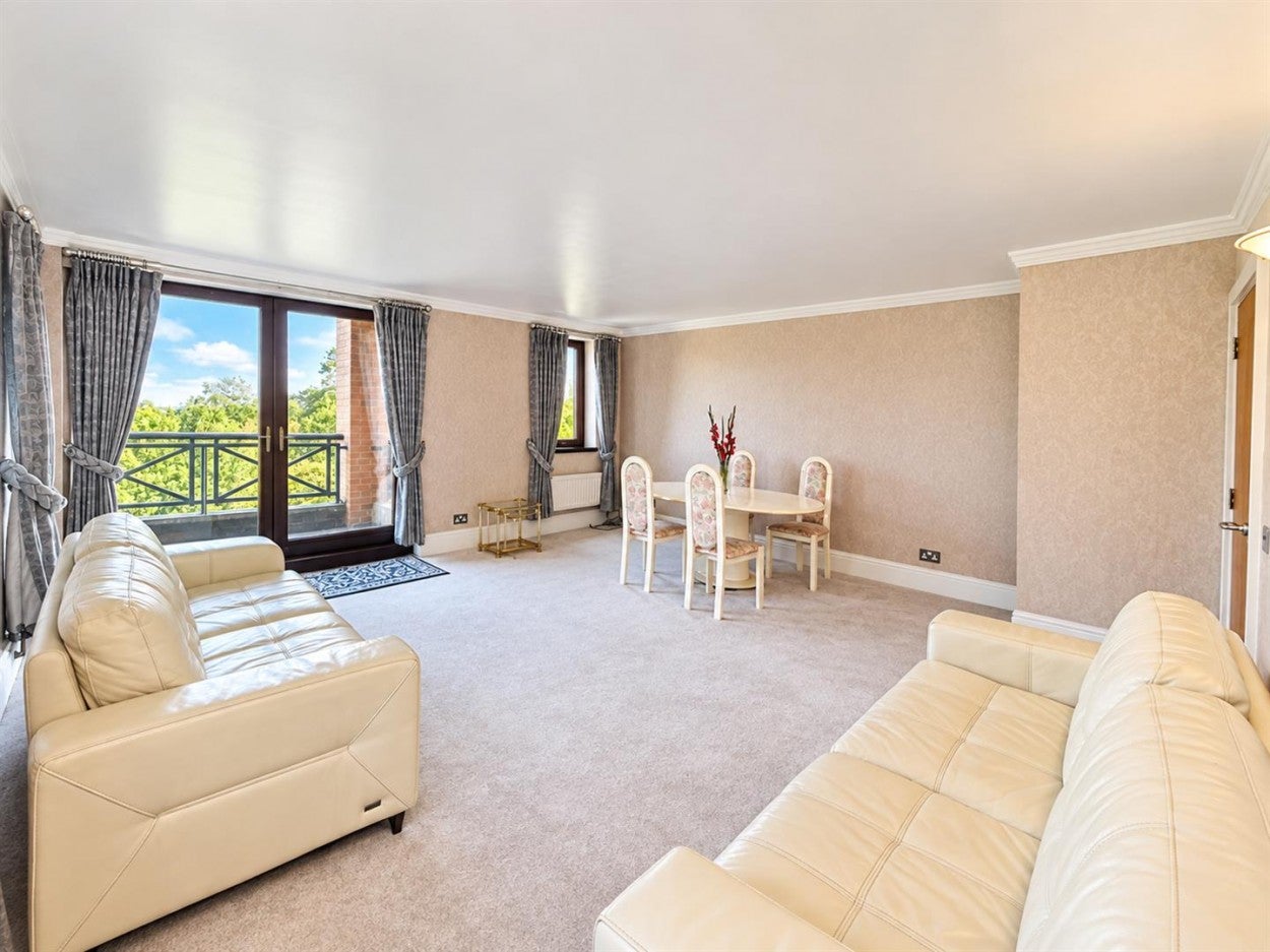 Flat Sudbury Hill in Greater London