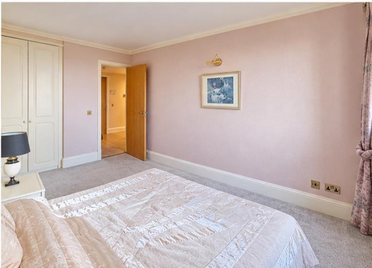 Flat Sudbury Hill in Greater London
