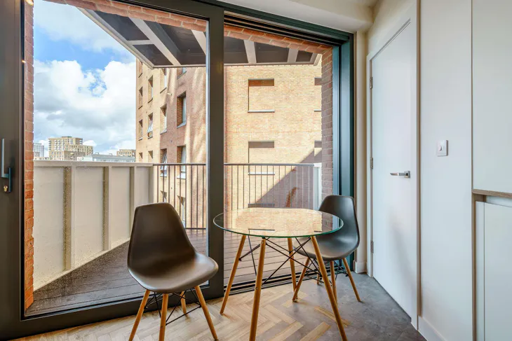 Flat Twelvetrees Crescent in Greater London