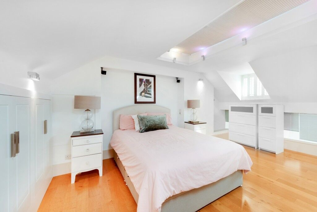 Flat Downside Crescent in Greater London