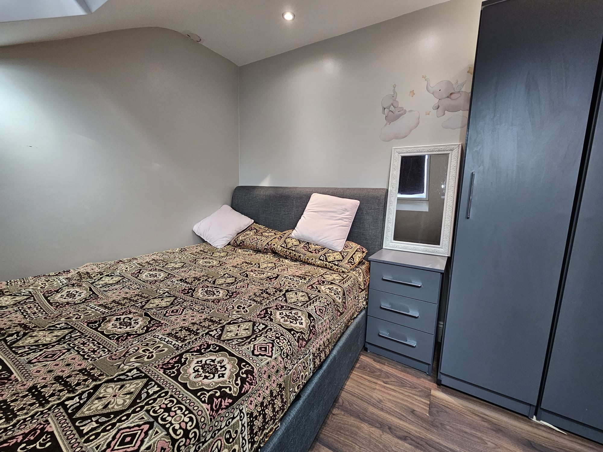 Flat Dawlish Drive in Greater London
