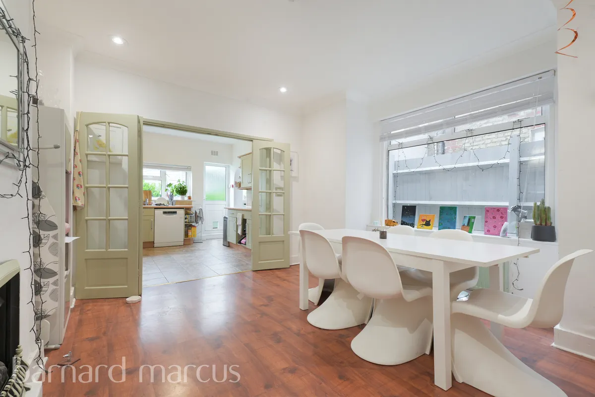 House Garratt Terrace in Greater London