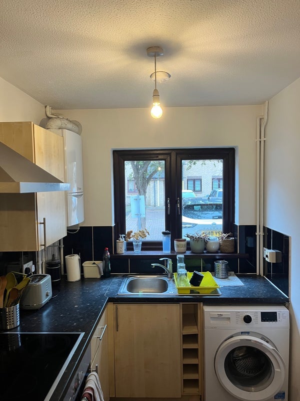 Room Willow Tree Close in Greater London