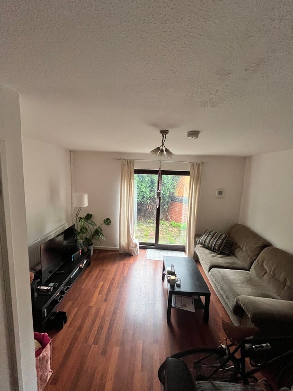 Room Willow Tree Close in Greater London
