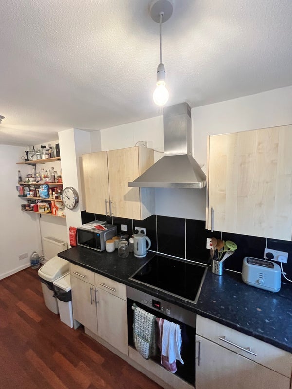 Room Willow Tree Close in Greater London