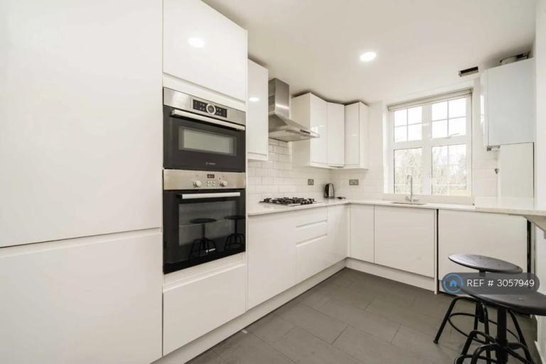 Flat Garth Mews in Greater London