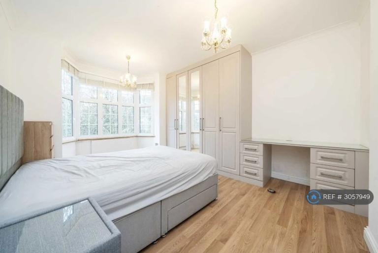 Flat Garth Mews in Greater London