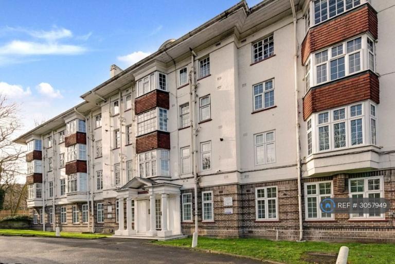 Flat Garth Mews in Greater London
