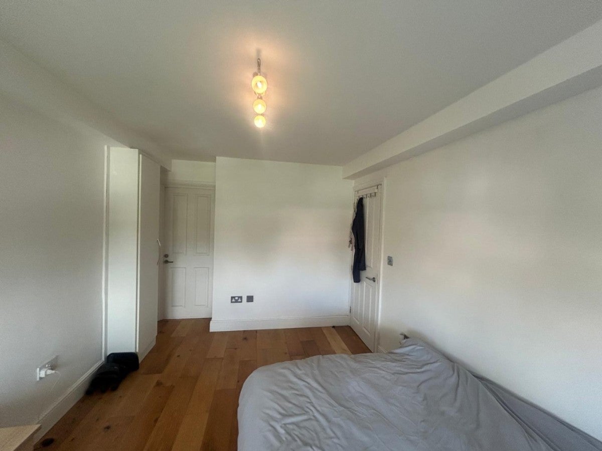Flat Woodstock Avenue in Greater London