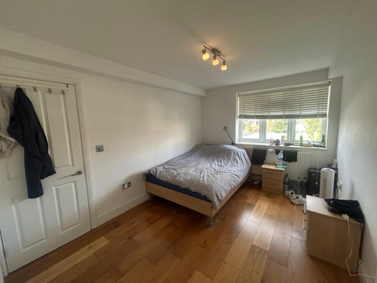 Flat Woodstock Avenue in Greater London