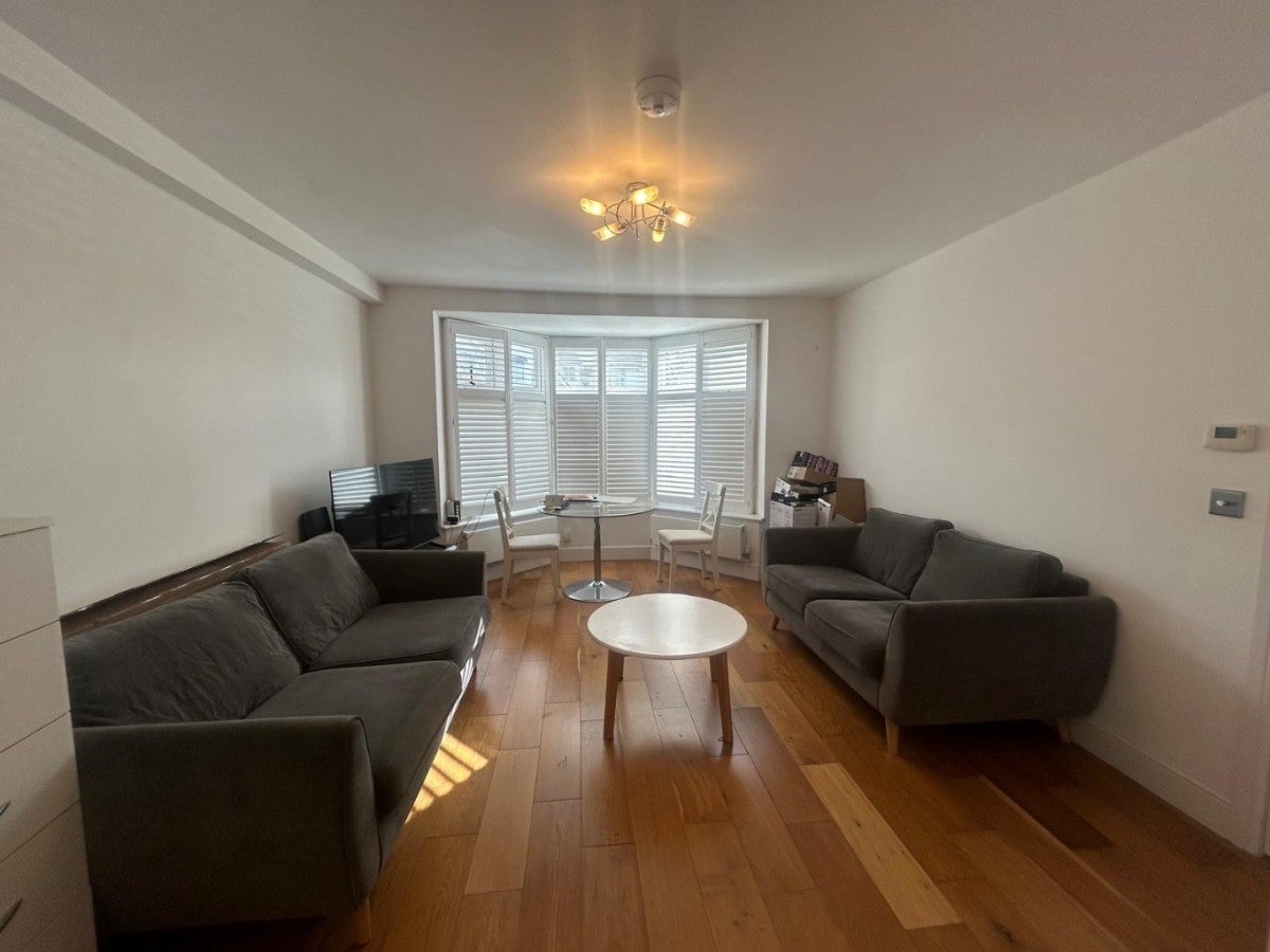 Flat Woodstock Avenue in Greater London