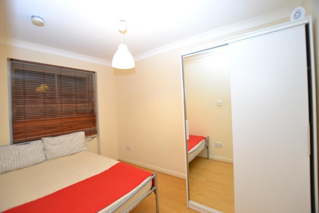 Flat Settles Street in Greater London