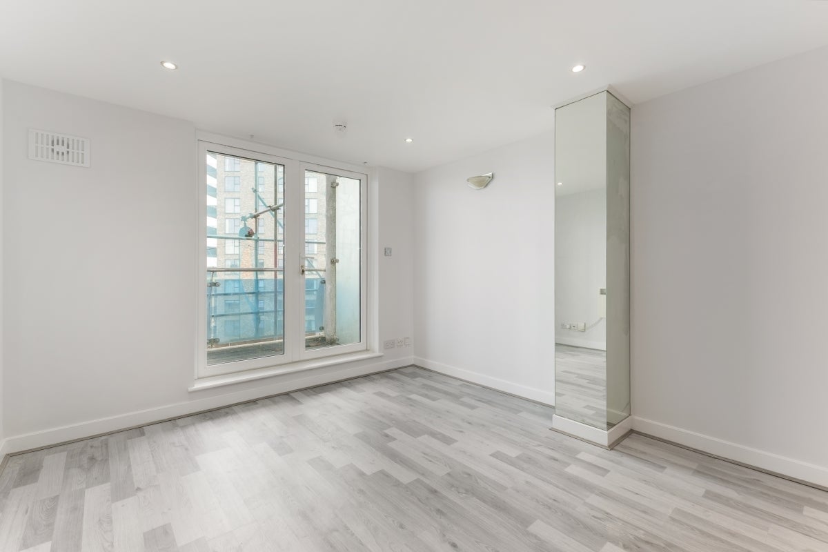 Flat Lyon Road in Greater London
