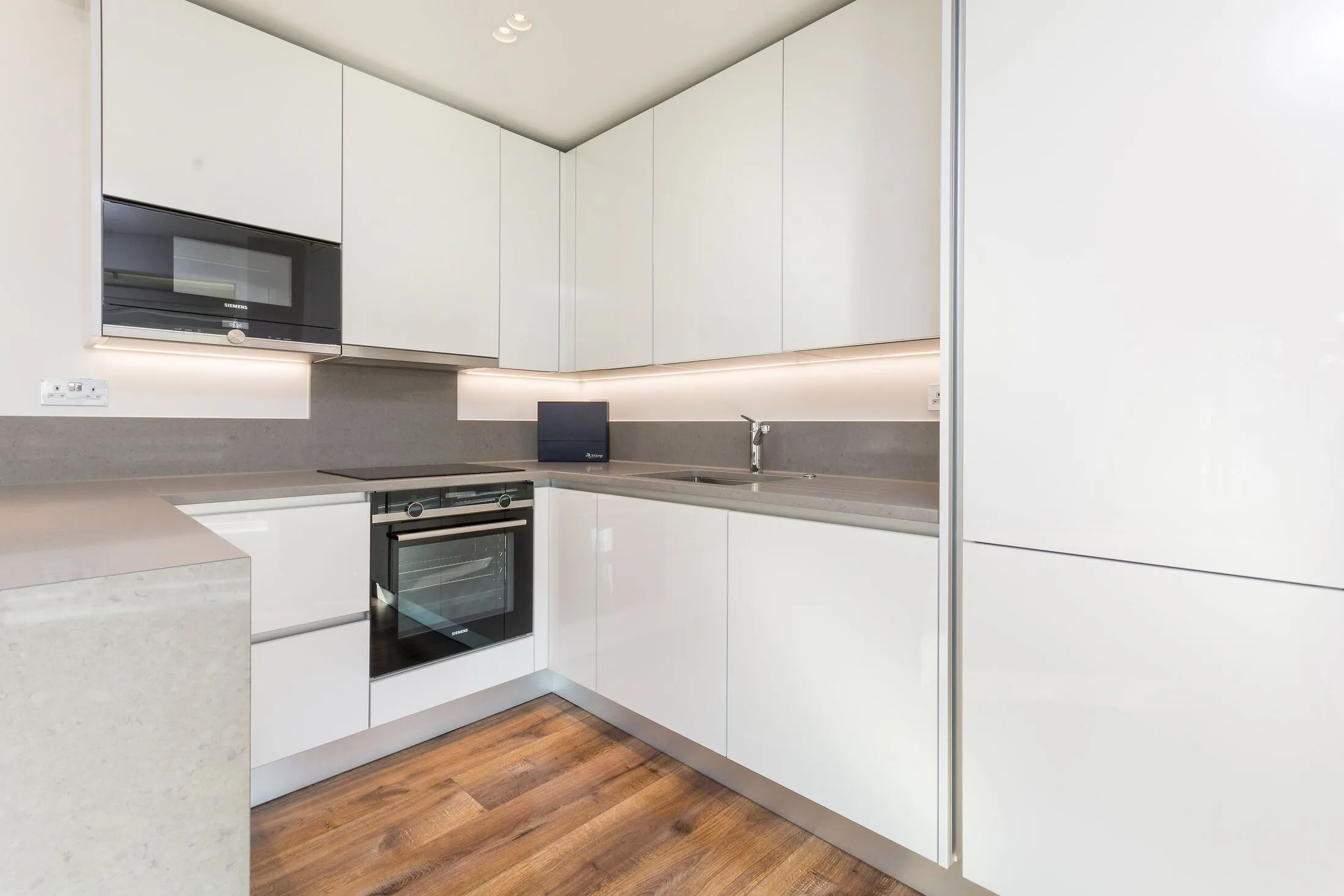 Flat New Broadway in Greater London
