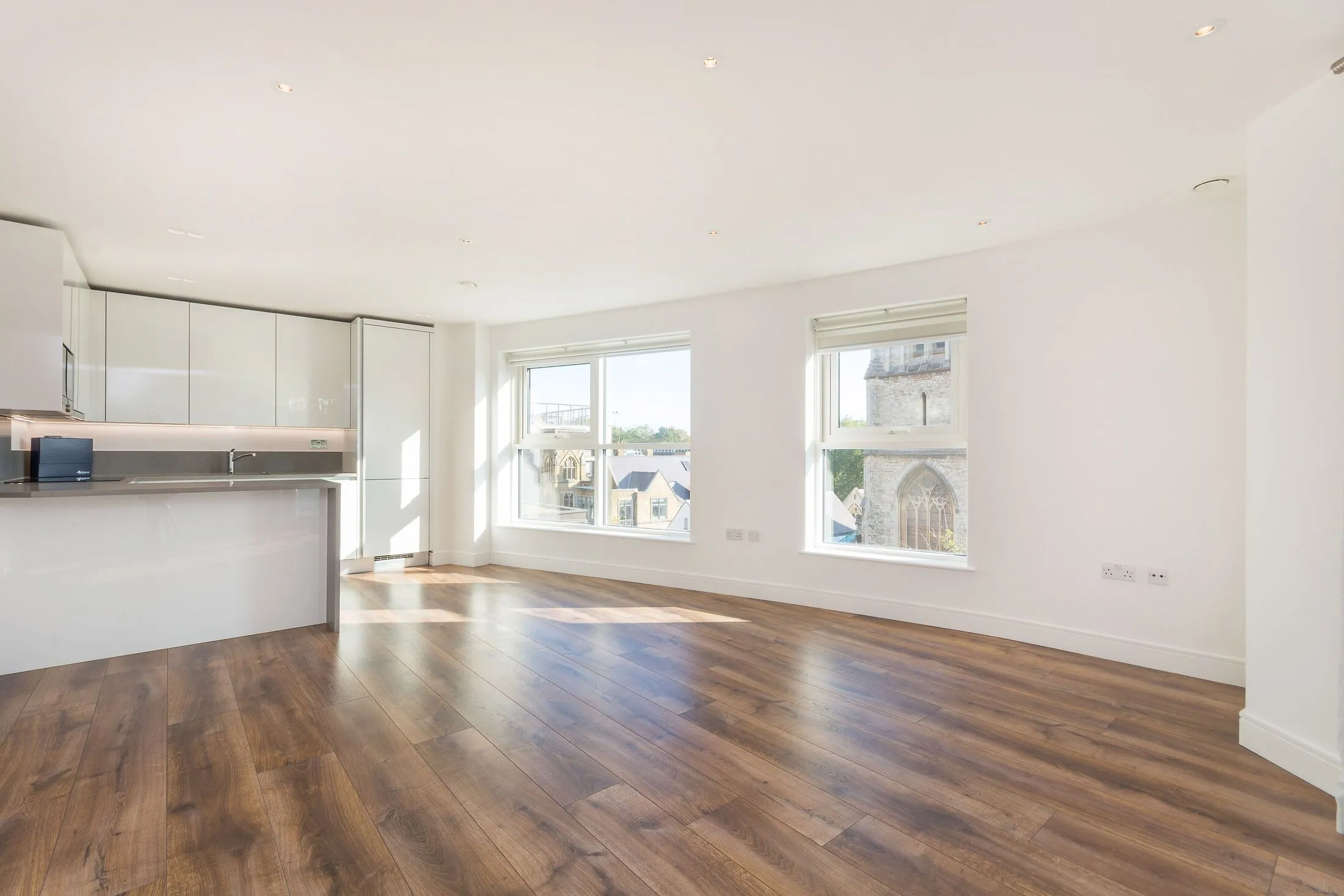 Flat New Broadway in Greater London