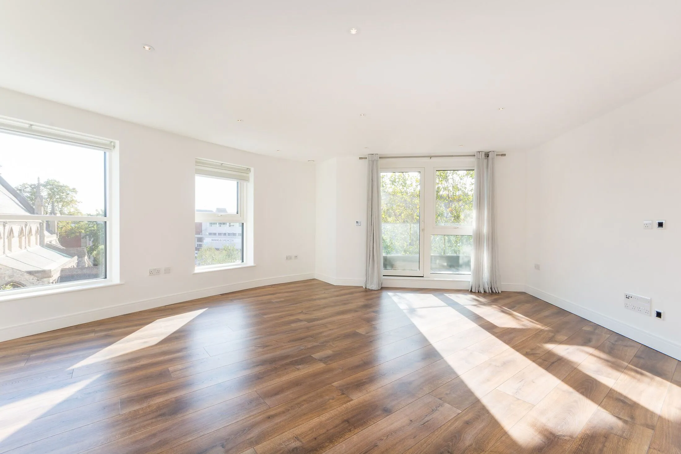 Flat New Broadway in Greater London