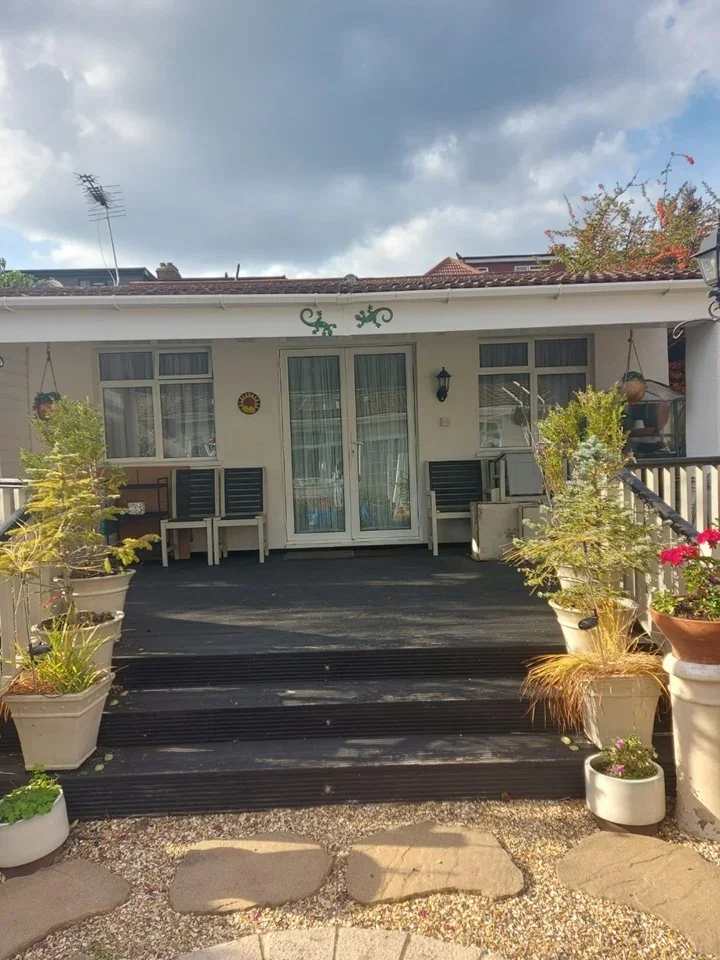 Flat Twickenham Gardens in Greater London