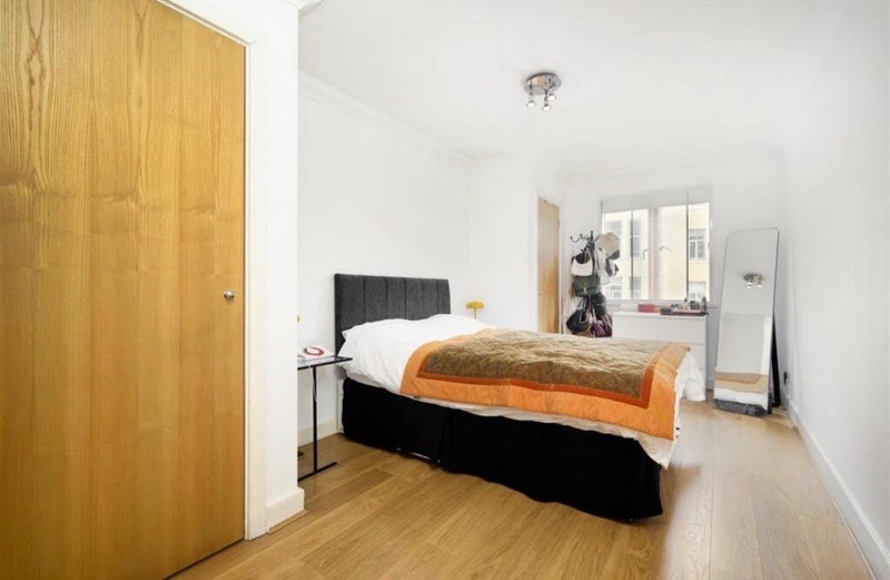 Flat Folgate Street in Greater London