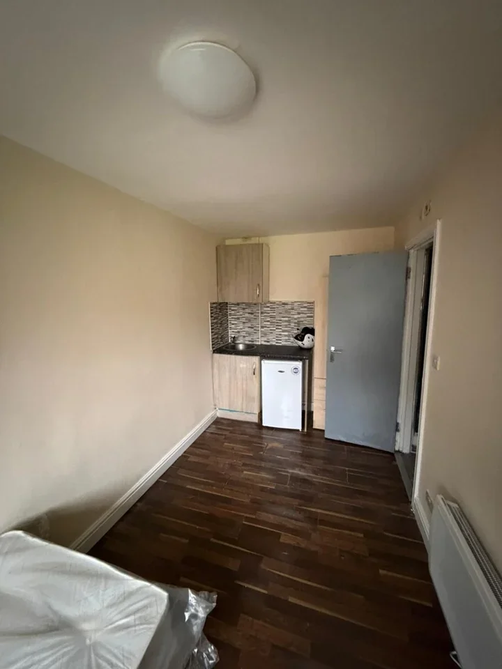 Flat Hobill Walk in Greater London