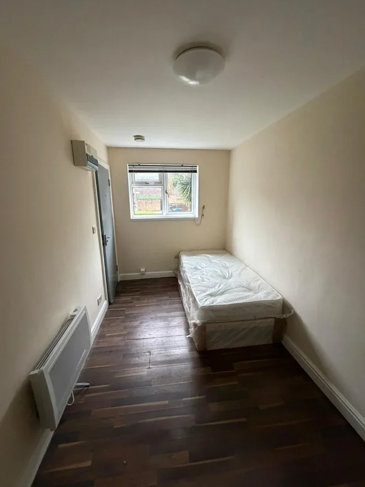 Flat Hobill Walk in Greater London