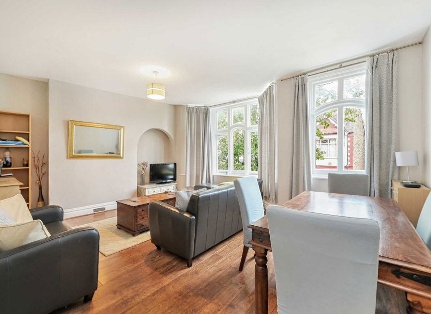 Flat Fernwood Avenue in Greater London