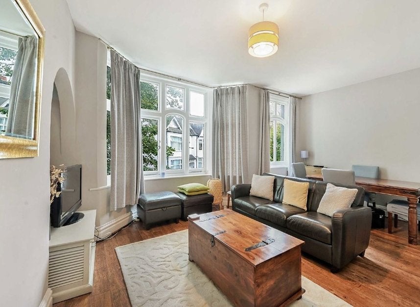 Flat Fernwood Avenue in Greater London