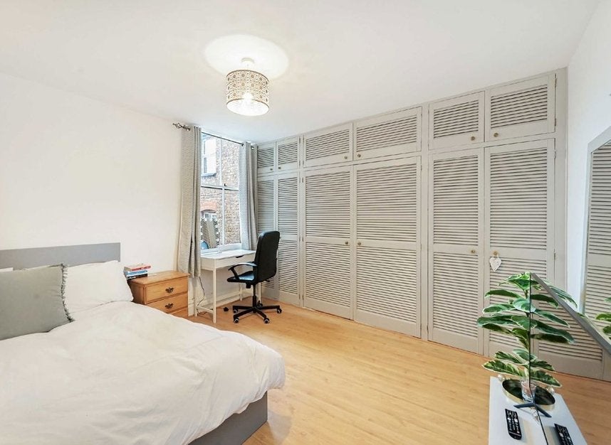 Flat Fernwood Avenue in Greater London