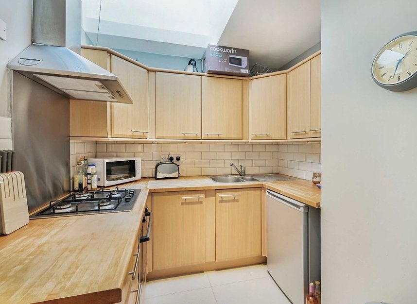 Flat Fernwood Avenue in Greater London