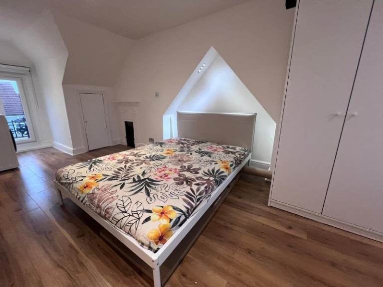 Flat Gordon Road in Greater London