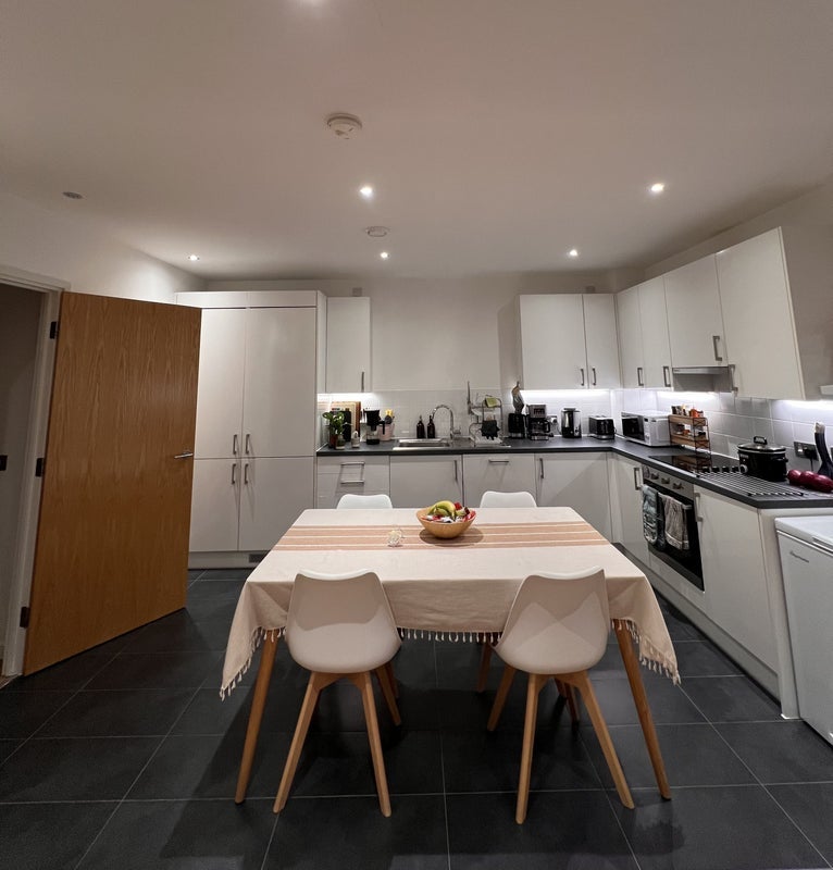 Room Miles Road in Greater London