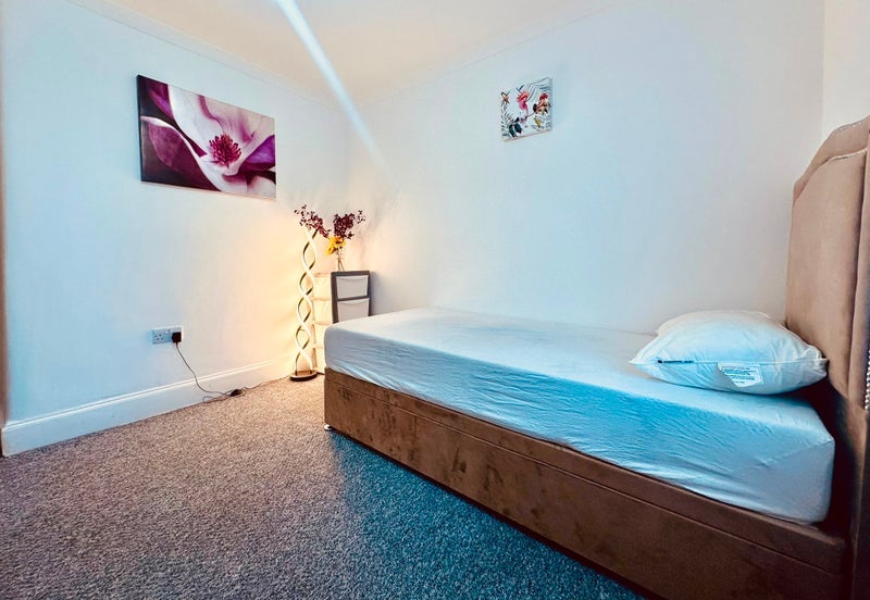 Room Garnet Road in Greater London