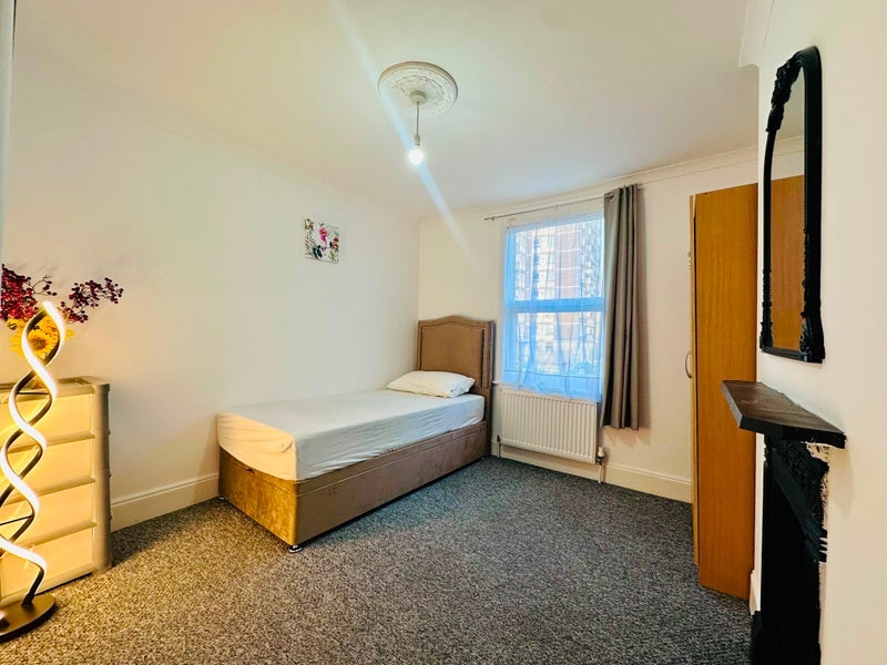 Room Garnet Road in Greater London