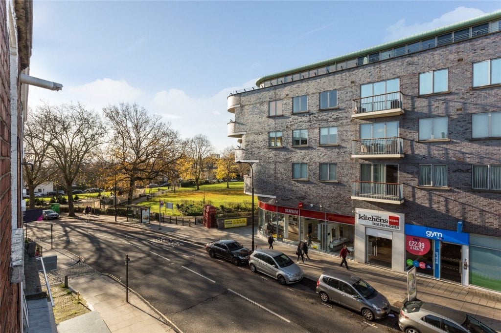 Flat Fortune Green Road in Greater London