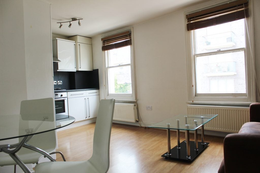 Flat Fortune Green Road in Greater London