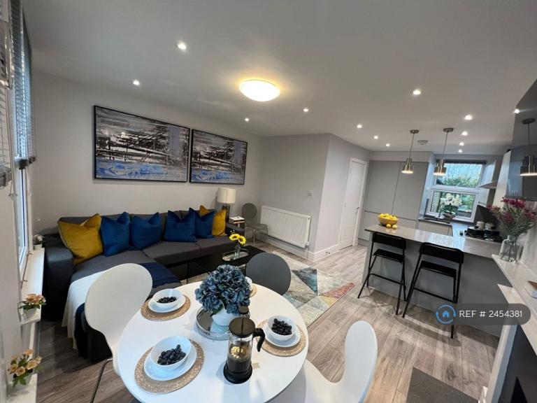 Flat Stanhope Road in Greater London
