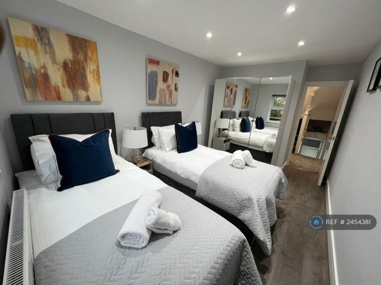 Flat Stanhope Road in Greater London