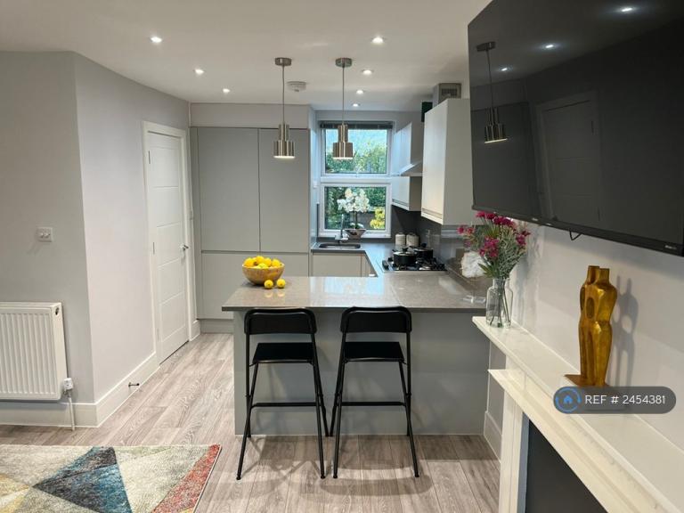 Flat Stanhope Road in Greater London