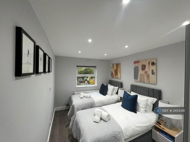 Flat Stanhope Road in Greater London