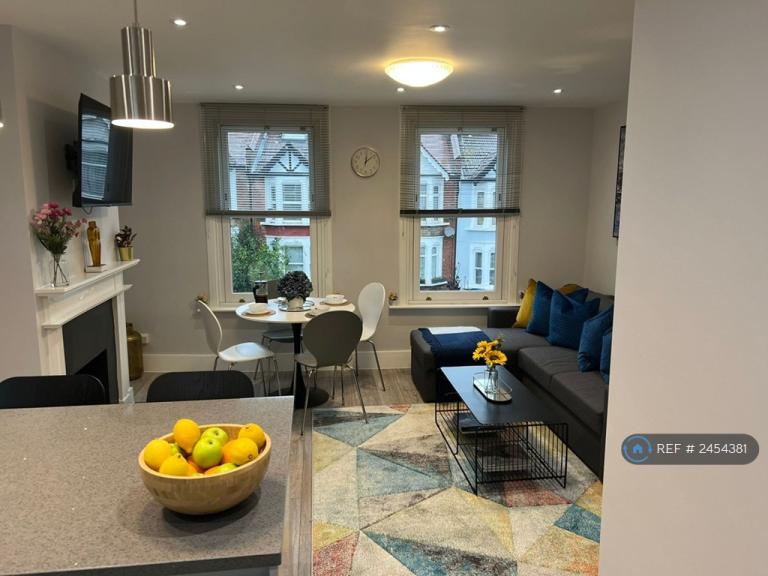 Flat Stanhope Road in Greater London