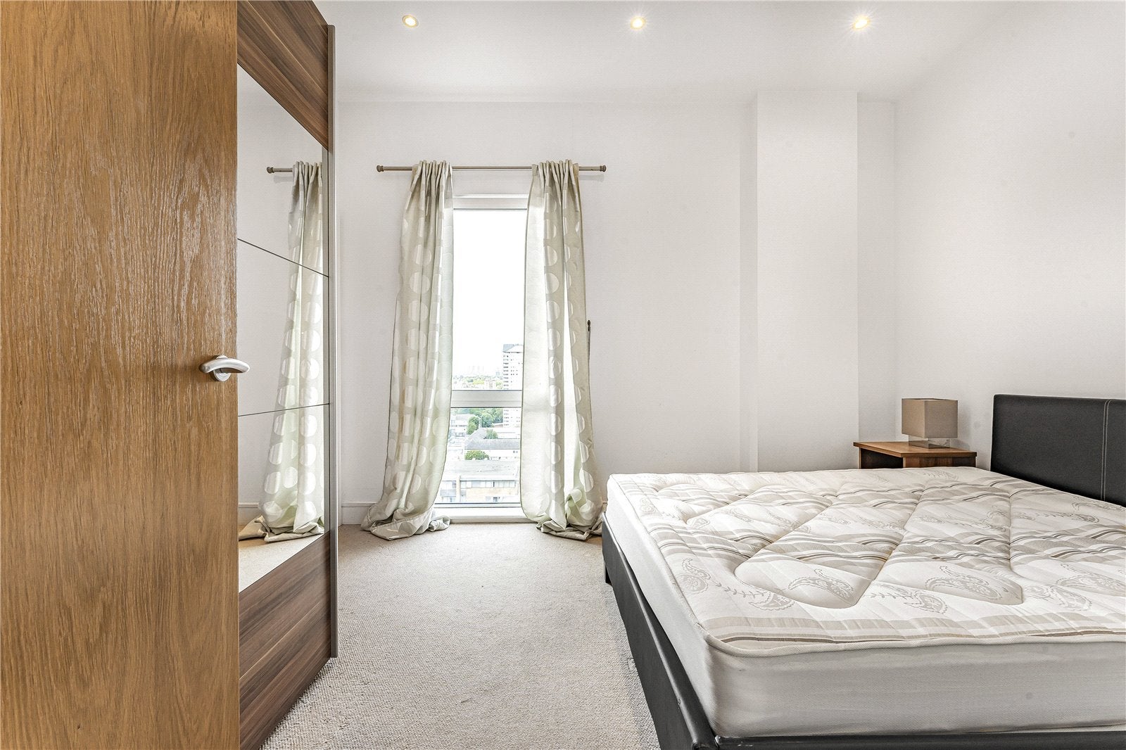Flat Lincoln Plaza in Greater London