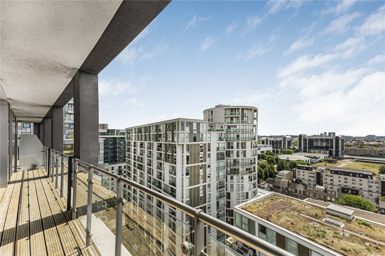 Flat Lincoln Plaza in Greater London