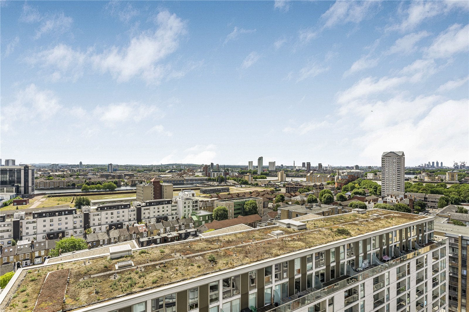 Flat Lincoln Plaza in Greater London