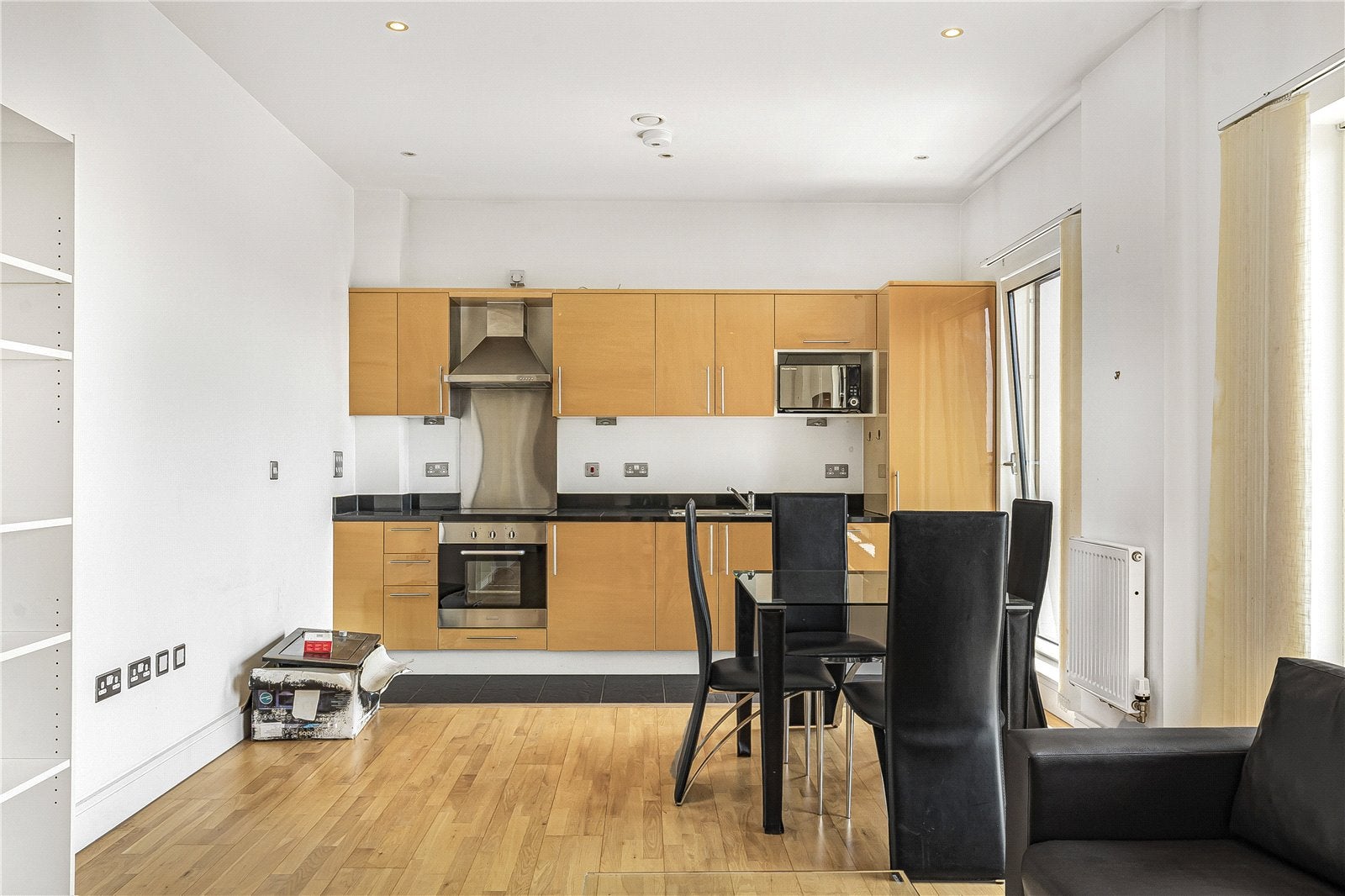 Flat Lincoln Plaza in Greater London
