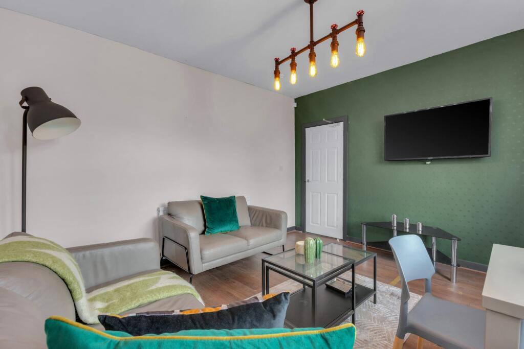 Flat Eden Way in Greater London
