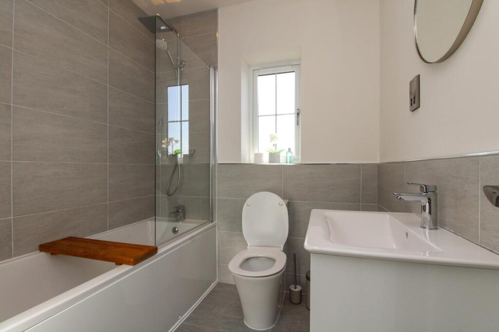 Flat Eden Way in Greater London