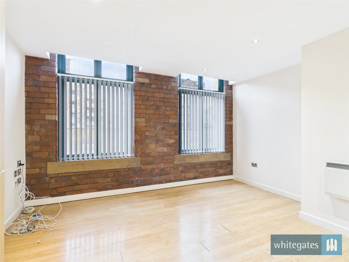 Flat Greenaire Place in Bradford