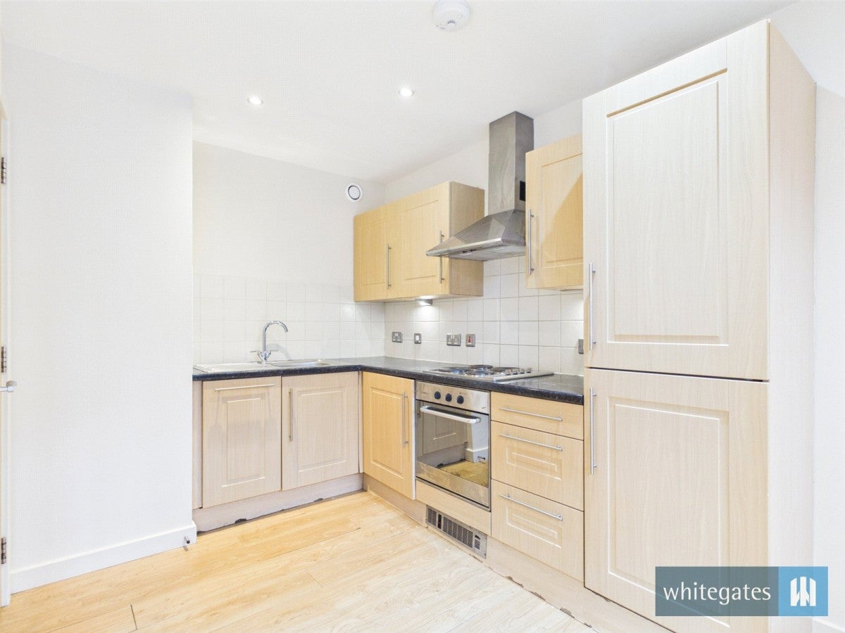 Flat Greenaire Place in Bradford