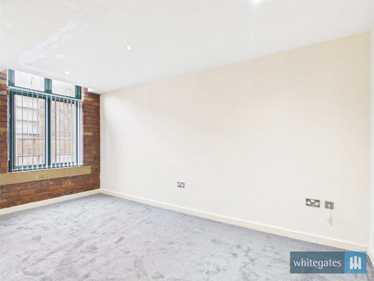 Flat Greenaire Place in Bradford