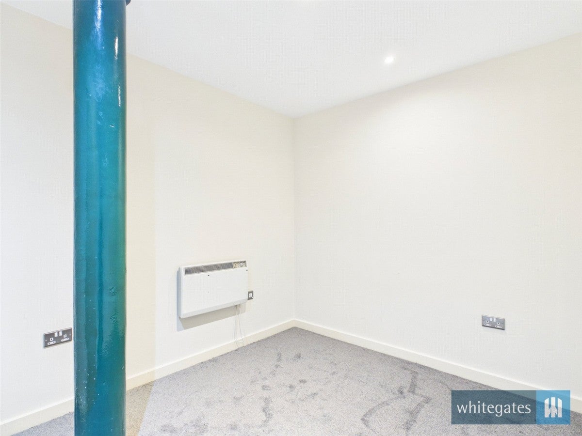 Flat Greenaire Place in Bradford