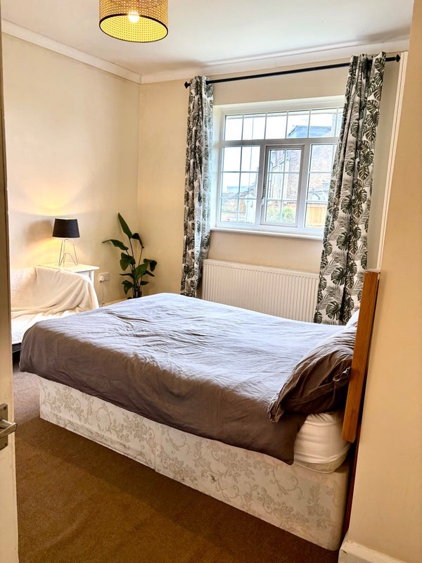 Room Emanuel Avenue in Greater London